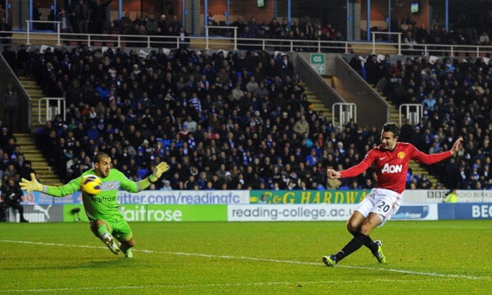 Mặc dù vậy, Robin Van Persie đưa Manchester United lên dẫn 4-3 ở phút 34 sau bàn gỡ hòa của Chris Smalling, và Quỷ Đỏ giữ vững tỷ số cho tới cuối trận.