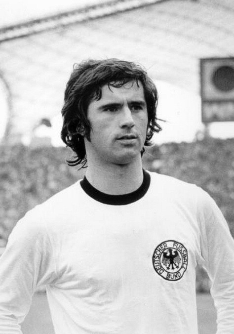 Năm 1972 là một năm hoàng kim của bóng đá Đức khi họ có những CLB rất mạnh, trong đó Bayern Munich và Borussia Monchengladbach là nổi bật nhất, đóng góp cho giải thưởng Quả bóng Vàng năm đó 3 ứng cử viên là Franz Beckenbauer, Gerd Muller (ảnh - cùng Bayern) và Gunter Netzer (Monchengladbach). Lịch sử cho thấy hiếm có một libero nào xuất sắc hơn Beckenbauer, do đó dù Gerd Muller năm 1972 đã ghi 85 bàn và trở thành Vua phá lưới ở 3 giải đấu lớn khác nhau, Muller vẫn không thể vượt qua “Hoàng đế”.