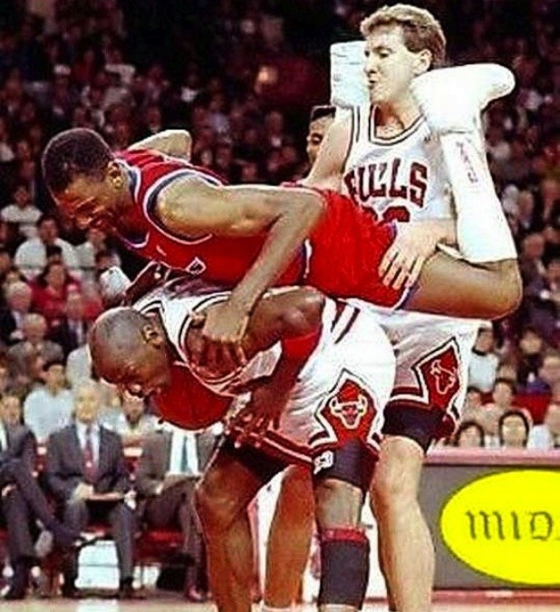 Ở phía xa của bức ảnh, Scottie Pippen đang cười khi thấy Jordan ở vào cái tư thế này.