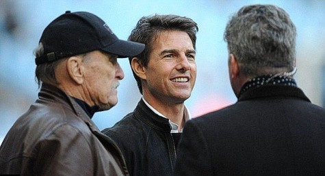 Tài tử điện ảnh Tom Cruise (giữa) cùng Robert Duvall làm nóng bầu không khí sân Etihad