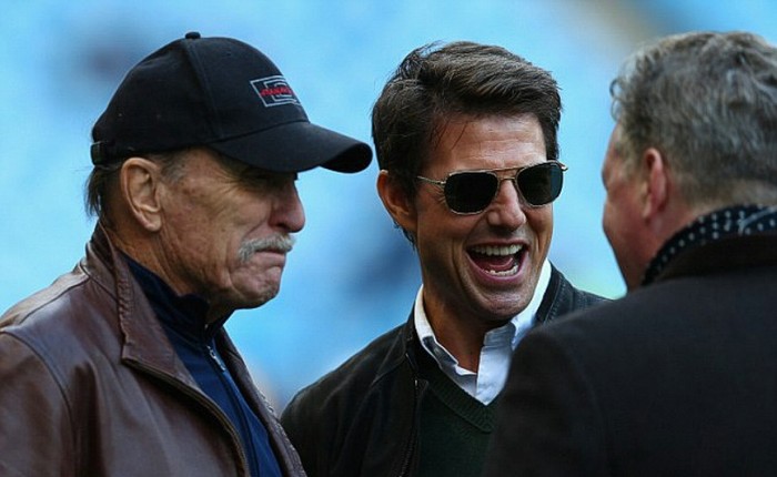 Hai đại tài tử điện ảnh Robert Duvall (trái, vai Tom Hagel của “Bố Già”) và Tom Cruise (giữa) có mặt tại Etihad để xem trận đấu.