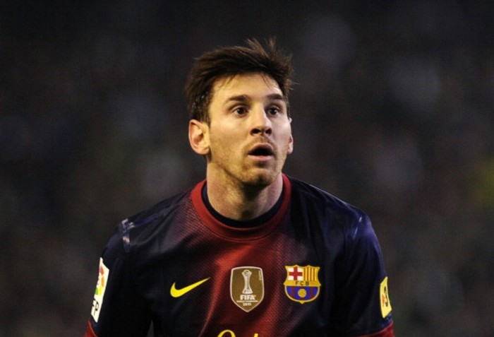 Lionel Messi đang tiến những bước dài trên con đường trở thành cầu thủ vĩ đại nhất trong lịch sử bóng đá. Và những con số không nói dối: Anh vừa phá kỷ lục 85 bàn thắng trong 12 tháng của Gerd Muller. Trên thực tế, không phải cầu thủ nào cũng có thể ghi được 86 bàn thắng như Messi trong suốt sự nghiệp chứ chưa nói đến 1 năm.