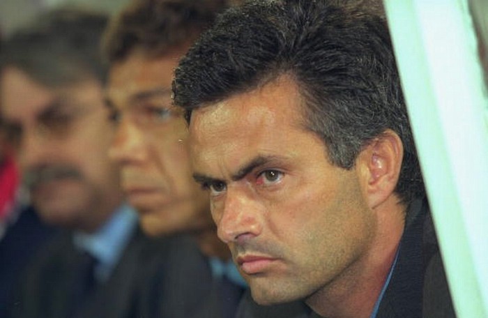 Cuộc sống của hầu hết những CLB dưới sự dẫn dắt của Jose Mario dos Santos Mourinho Felix đều không hề yên bình. Ngay trong năm 2000 khi Mourinho tới Benfica, ông đã cãi nhau với chủ tịch CLB Manuel Vilarinho chỉ sau 9 trận dẫn dắt. Vilarinho muốn người của mình ngồi ghế của Mourinho, và khi Benfica thắng trước kình địch Sporting Lisbon, Mourinho lập tức đòi gia hạn hợp đồng và ra đi ngay khi Vilarinho từ chối. Sau này thế nào? Vilarinho tại vị được 5 tuần.