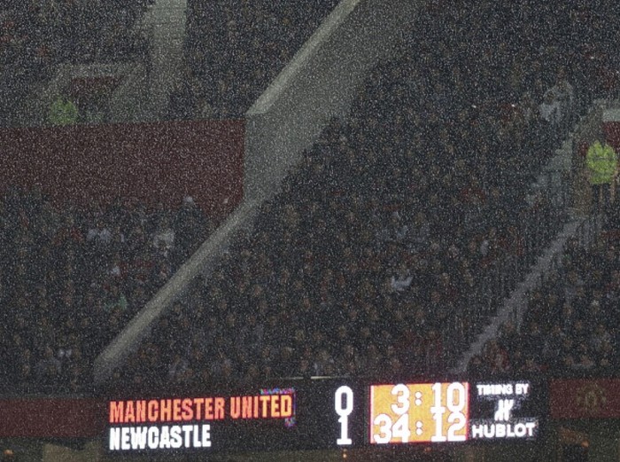 Tỷ số đang là 1-0 cho Newcastle tại Old Trafford, nơi mưa ngày càng nặng hạt.