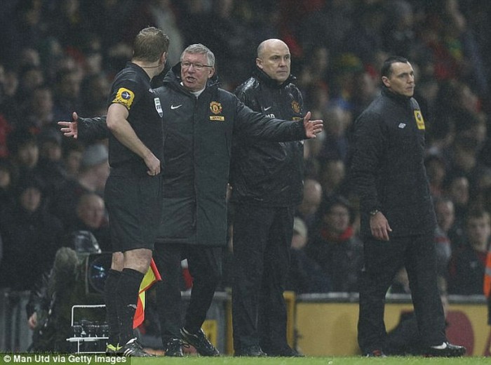 Sir Alex Ferguson sau khi rời đường hầm đầu hiệp 2 đã lập tức có vài lời với trọng tài Mike Dean, mà nội dung liên quan tới bàn phản lưới nhà của Jonny Evans. Không biết đã lần thứ mấy Fergie gây hấn với Mike Dean.