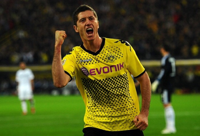 Theo nguồn tin của Bild (Đức), chân sút Robert Lewandowski của Borussia Dortmund đang trong tiến trình trở thành tân binh của Manchester United trong tháng 1/2013, với một bản hợp đồng sẽ nhân đôi mức thu nhập hiện tại mà anh đang hưởng tại Dortmund.