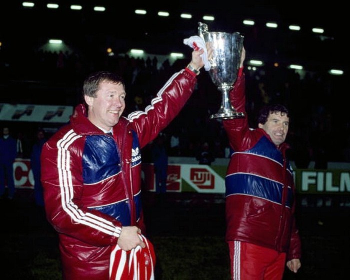 Ngày 11/5/1983. Aberdeen đánh bại Real Madrid 2-1 để đoạt chức vô địch Cúp C3 và trở thành CLB Scotland thứ 3 đoạt được một danh hiệu cấp châu lục. Alex Ferguson cùng trợ lý Archie Knox giương cao chiếc cúp.