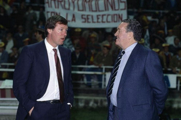 Jock Stein (phải), HLV trưởng ĐT Scotland, và trợ lý Alex Ferguson trong trận đấu giữa Tây Ban Nha và Scotland ở vòng loại World Cup 1986. Ảnh chụp ngày 27/2/1985. Tây Ban Nha thắng 1-0. 8 tháng sau, Stein đột ngột qua đời trong trận đấu quan trọng nhất của Scotland, trận đấu mà nếu thua có thể ông sẽ phải từ chức.