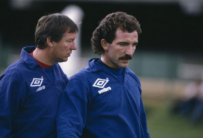 Alex Ferguson cùng với thủ quân Graeme Souness của Aberdeen, người sau này trở thành huấn luyện viên. Bức ảnh chụp tháng 12/1985, 1 năm trước khi Ferguson rời Aberdeen và tới Manchester United.