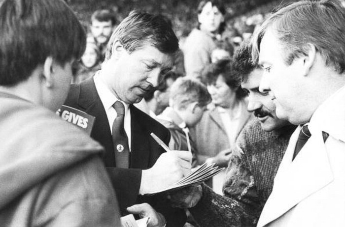Ferguson ký tặng các CĐV của Manchester United tại Old Trafford. Ông thay thế Ron Atkinson vào tháng 11/1986.