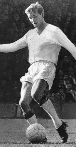 Alex Ferguson trong màu áo St. Johnstone năm 1964. Ông ghi 19 bàn trong 37 trận trong 4 năm ở CLB này.