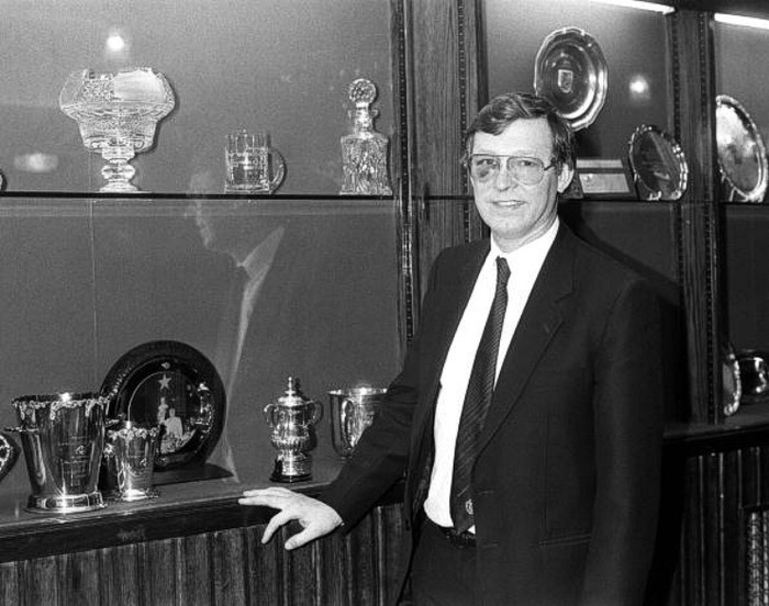 Alex Ferguson trong phòng truyền thống của Manchester United, năm 1987.Xem thêm phần 1.