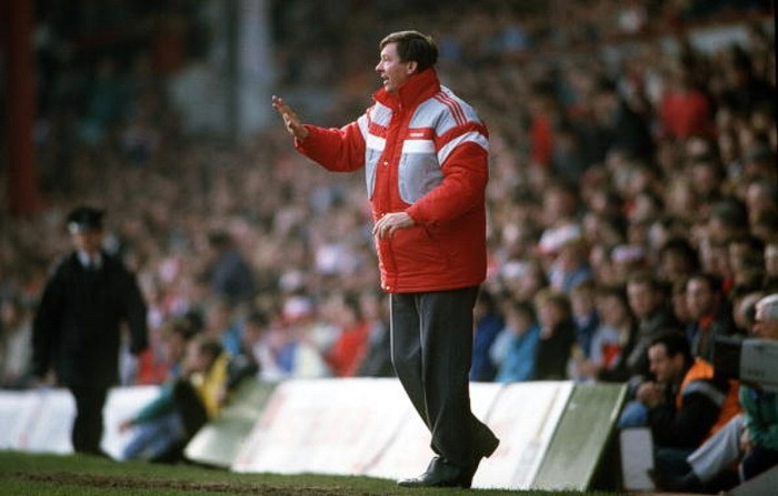 4/4/1988. Alex Ferguson trên đường pitch sân Anfield. Manchester United cầm hòa Liverpool 3-3. Đó là dấu chấm hết cho mùa giải 1987/88 khi Man Utd, dù chỉ thua có 5 trong cả mùa giải, đã hòa tới 12 trận.Xem thêm phần 1.
