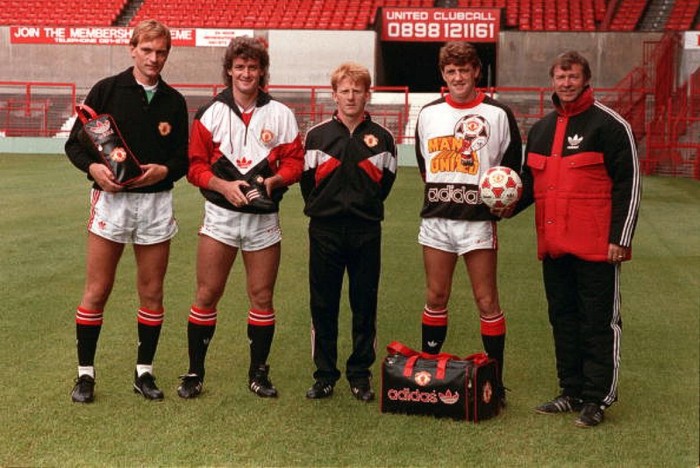 Alex Ferguson (ngoài cùng bên phải) và dàn cầu thủ cưng của ông. Từ trái sang: Jim Leighton, Mark Hughes, Gordon Strachan và Steve Bruce.Xem thêm phần 1.