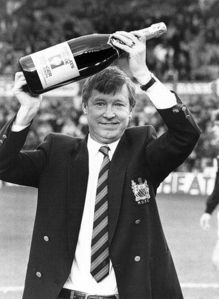 Tháng 2/1989. Alex Ferguson giành danh hiệu HLV của tháng đầu tiên trong sự nghiệp của ông. Fergie đưa Man Utd từ chuỗi 9 trận không thắng 3 tháng trước đó tới vị trí thứ 3 trên BXH và tiệm cận ngôi vô địch vào giữa tháng 2.Xem thêm phần 1.