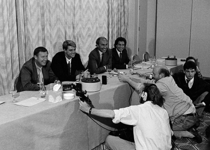 Alex Ferguson (ngoài cùng bên trái bàn họp báo) trong buổi họp báo ra mắt tân binh Gary Pallister (ngồi cạnh Ferguson) vào tháng 8/1989. Pallister là người giữ kỷ lục chuyển nhượng khi đó.