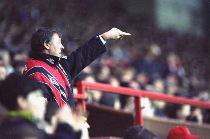 Alex Ferguson trên khán đài Old Trafford trong trận Man Utd gặp Brighton vào đầu năm 1990. Đây là lúc ông bắt đầu bị CĐV đòi sa thải khi kết thúc thập kỷ với trận thua mất mặt 1-5 trước Man City.