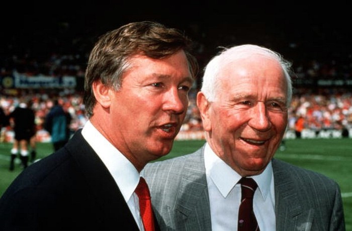 Bức ảnh chụp năm 1991, Alex Ferguson và huyền thoại Sir Matt Busby gặp nhau tại Old Trafford.