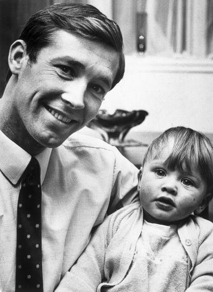 Alex Ferguson bên cạnh cậu con trai 1 tuổi, Mark, vào năm 1969. Đó là năm Ferguson rời Rangers để tới chơi cho Falkirk.