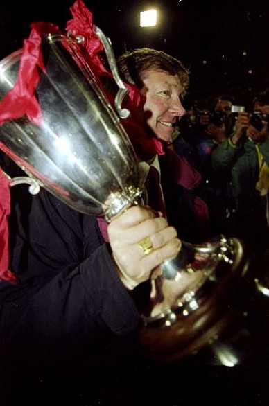 15/5/1991. Alex Ferguson cùng chiếc cúp C2 châu Âu sau khi Manchester United đánh bại Barcelona.