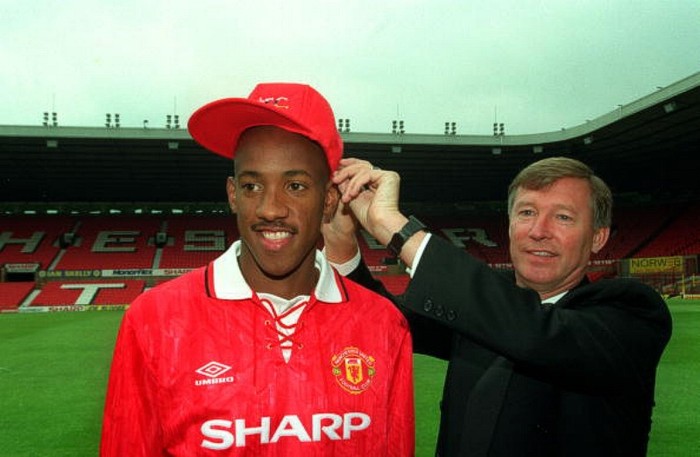 Dion Dublin, tân binh của Manchester United, cùng Alex Ferguson, mùa hè 1992.