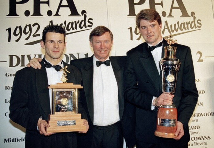 Alex Ferguson bên cạnh Ryan Giggs (trái) – người đoạt giải Cầu thủ trẻ của năm, và Gary Pallister (phải) – Cầu thủ xuất sắc nhất năm, trong lễ trao giải của Hiệp hội Cầu thủ chuyên nghiệp PFA, tháng 4/1992.