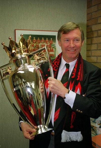 Alex Ferguson bên cạnh chức vô địch Premier League đầu tiên của Manchester United, tháng 5/1993. Đó là chức VĐQG đầu tiên của Man Utd từ năm 1967.