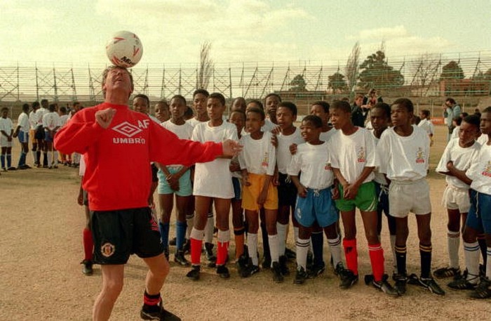 Alex Ferguson dạy trẻ em kỹ thuật bóng đá ở Soweto, Nam Phi, tháng 7/1993.