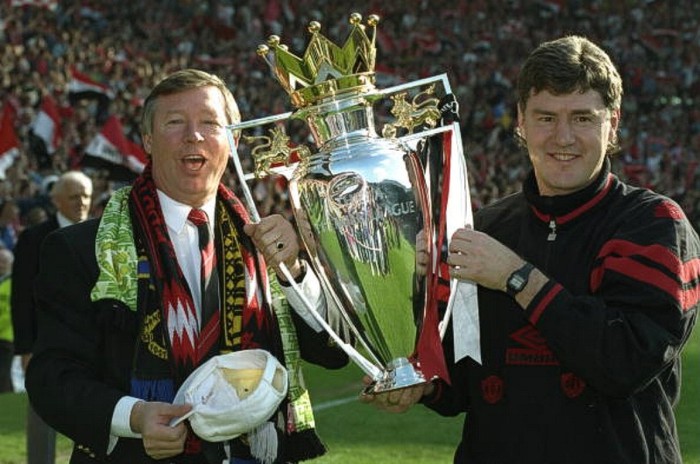 Alex Ferguson cùng trợ lý Brian Kidd nâng cao chức vô địch Premier League 1993/1994.