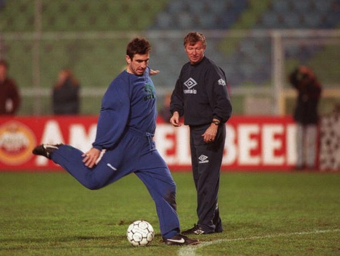22/11/1994. Ferguson tự mình quan sát Eric Cantona tập luyện sau khi Cantona mãn hạn treo giò từ mùa giải 1993/94.