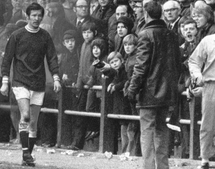 Tháng 2/1972. Alex Ferguson đi về phía HLV Cunningham của Falkirk sau khi bị truất quyền thi đấu trong trận gặp đội bóng cũ St. Johnstone.