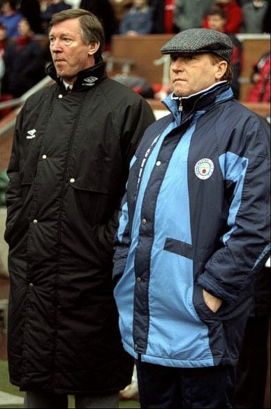 Alex Ferguson đứng bên cạnh HLV Alan Ball của Manchester City trong trận thắng 2-1 của Manchester Utd ở vòng 5 FA Cup, 18/2/1996.