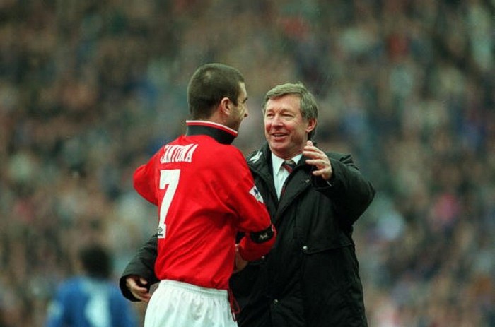 Alex Ferguson ăn mừng chiến thắng ở bán kết FA Cup 1996 với Eric Cantona sau khi Man Utd vượt qua Chelsea 2-1.