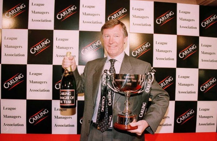 7/5/1996. Alex Ferguson nhận danh hiệu HLV của năm trao bởi Hiệp hội Huấn luyện viên Anh.
