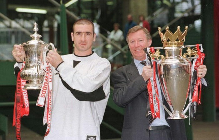 12/5/1996. Alex Ferguson cùng thủ quân Eric Cantona nâng 2 chiếc cúp vô địch Premier League và FA Cup.