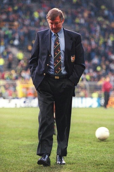 Alex Ferguson trên đường pitch sau khi Manchester United bị Borussia Dortmund đánh bại 1-0 tại bán kết Champions League 1997.