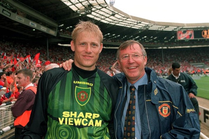 3/8/1997. Alex Ferguson bên cạnh thủ môn Peter Schmeichel, người hùng của Manchester United trong trận thắng 4-2 trong loạt đá luân lưu trước Chelsea trong trận tranh Charity Shield.