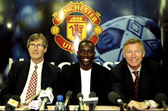 20/8/1998. Dwight Yorke trong buổi họp báo ra mắt Manchester United bên cạnh Alex Ferguson và chủ tịch Martin Edwards.