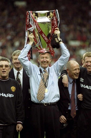 16/5/1999. Alex Ferguson cùng chức vô địch Premier League sau khi Manchester United đánh bại Tottenham 2-1 tại Old Trafford.