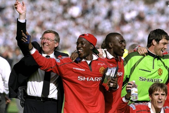 22/5/1999. Alex Ferguson, Dwight Yorke, Andy Cole, Phil Neville và Raymond Van Der Gouw ăn mừng chức vô địch FA Cup sau khi Manchester United vượt qua Newcastle 2-0.