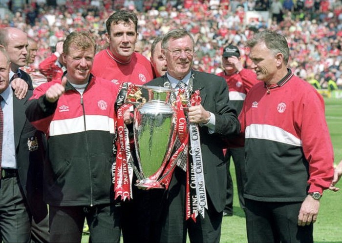 Từ trái sang: Steve McClaren, Tony Coton, Alex Ferguson và Jim Ryan, các thành viên Ban huấn luyện của Manchester United với chức vô địch Premier League 1999/2000.