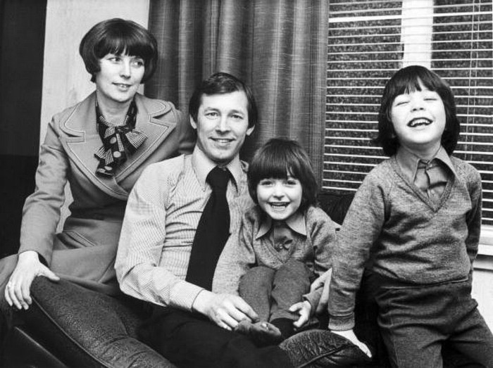 Alex Ferguson cùng vợ là bà Cathy và hai người con sinh đôi Jason và Darren, năm 1977.