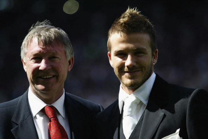 Alex Ferguson cùng David Beckham đứng trên sân Old Trafford, ngày 11/5/2002. Beckham vài ngày trước đó vừa gia hạn hợp đồng để ở lại Manchester United.