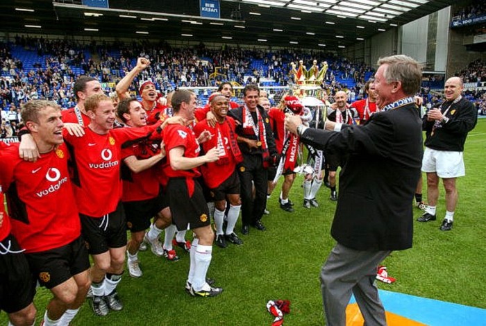 Sir Alex Ferguson trao cúp vô địch Premier League 2002/2003 cho đội trưởng Roy Keane, ảnh chụp ngày 11/5/2003.