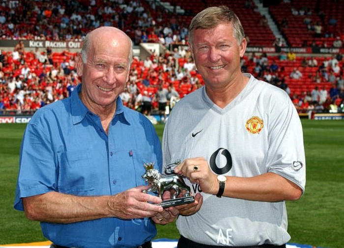 9/8/2003. Sir Alex Ferguson nhận giải thưởng Huấn luyện viên của Thập kỷ từ tay của Sir Bobby Charlton.