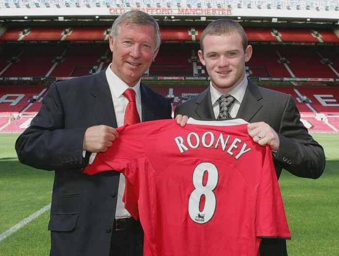 Sir Alex Ferguson cùng Wayne Rooney, tháng 8/2004.