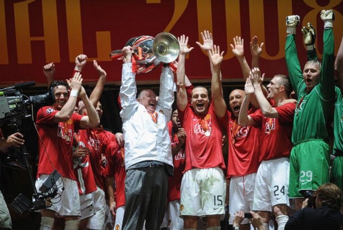Sir Alex Ferguson cùng các học trò ăn mừng chức vô địch Champions League 2008 tại Moscow sau khi đánh bại Chelsea trong loạt đá luân lưu.