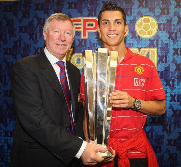 Sir Alex Ferguson bên cạnh Cristiano Ronaldo, người nhận giải thưởng Cầu thủ xuất sắc nhất Thế giới của năm 2008.