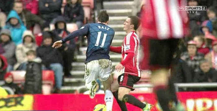 Gareth Bale rõ ràng bị phạm lỗi bởi Craig Gardner trong trận Sunderland - Tottenham.