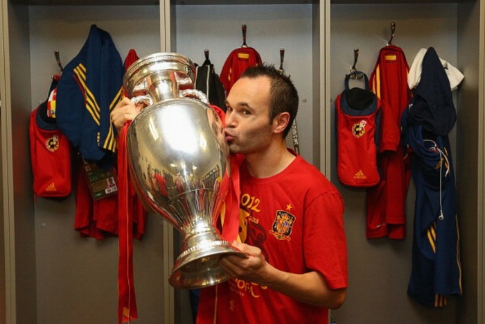 24. Andres Iniesta – Bóng đá: 5 bàn thắng và 16 kiến tạo của Iniesta không đủ cho Barcelona đoạt La Liga 2011/12, tuy nhiên anh cũng giành được Copa del Rey. Còn tại EURO 2012, anh là MVP của giải đấu khi đưa Tây Ban Nha tới chức vô địch.